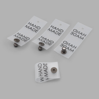 Нашивка силиконовая «Hand made» 2*6 см бирка с кнопкой 628723 белый/черный в интернет-магазине Швейпрофи.рф