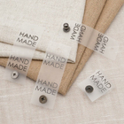 Нашивка силиконовая «Hand made» 2*6 см бирка с кнопкой 628723 белый/черный в интернет-магазине Швейпрофи.рф Нашивка силиконовая «Hand made» 2*6 см бирка с кнопкой 628723 белый/черный в интернет-магазине Швейпрофи.рф